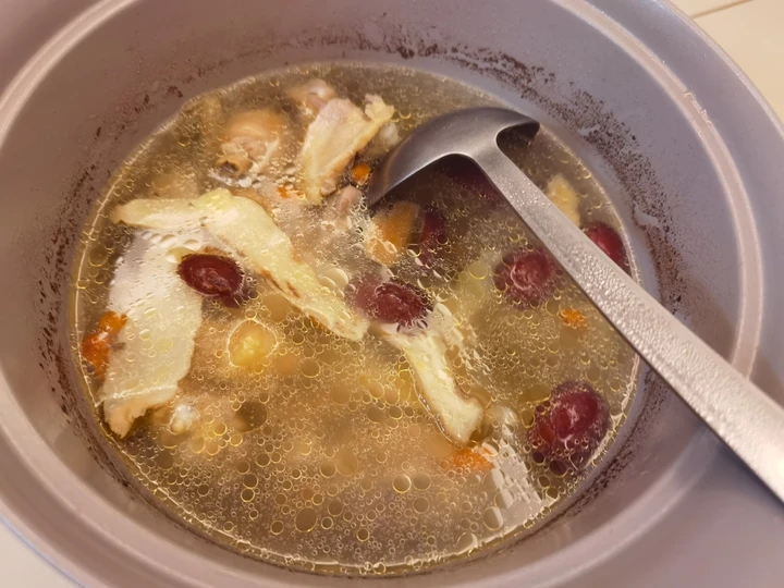 玉竹红枣鸡汤，尤其适合内热消渴、燥热咳嗽者饮用