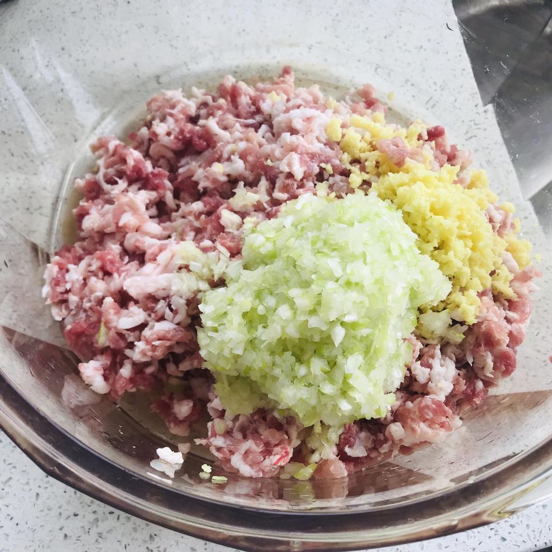 芹菜木耳鲜肉水饺