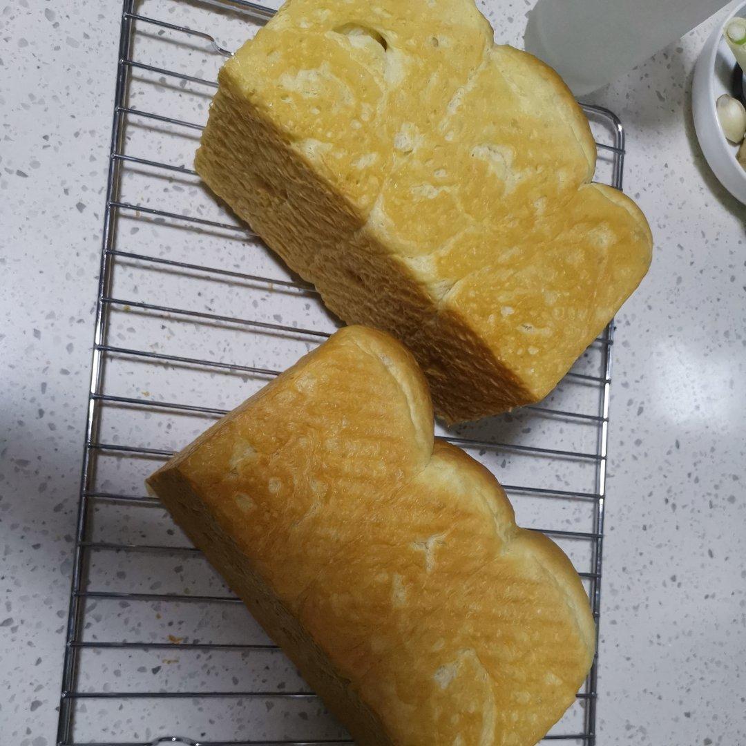 超级浓郁柔软的布里欧修吐司