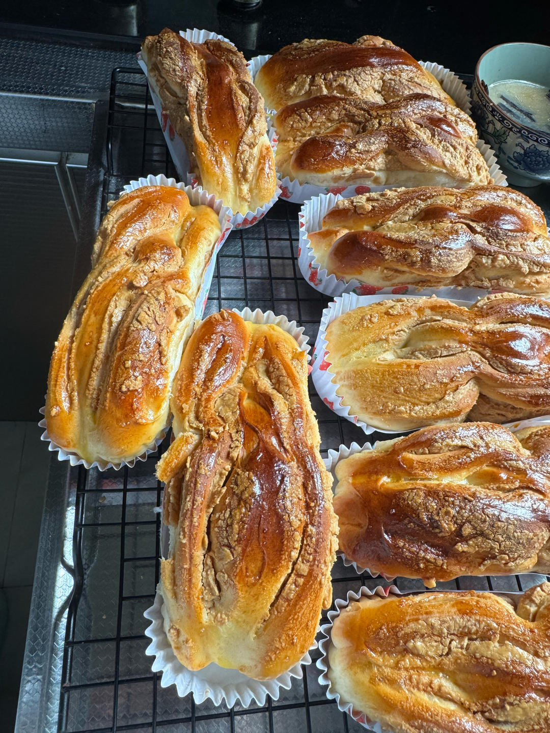 酥的掉渣面包店的经典产品-花生杏仁面包