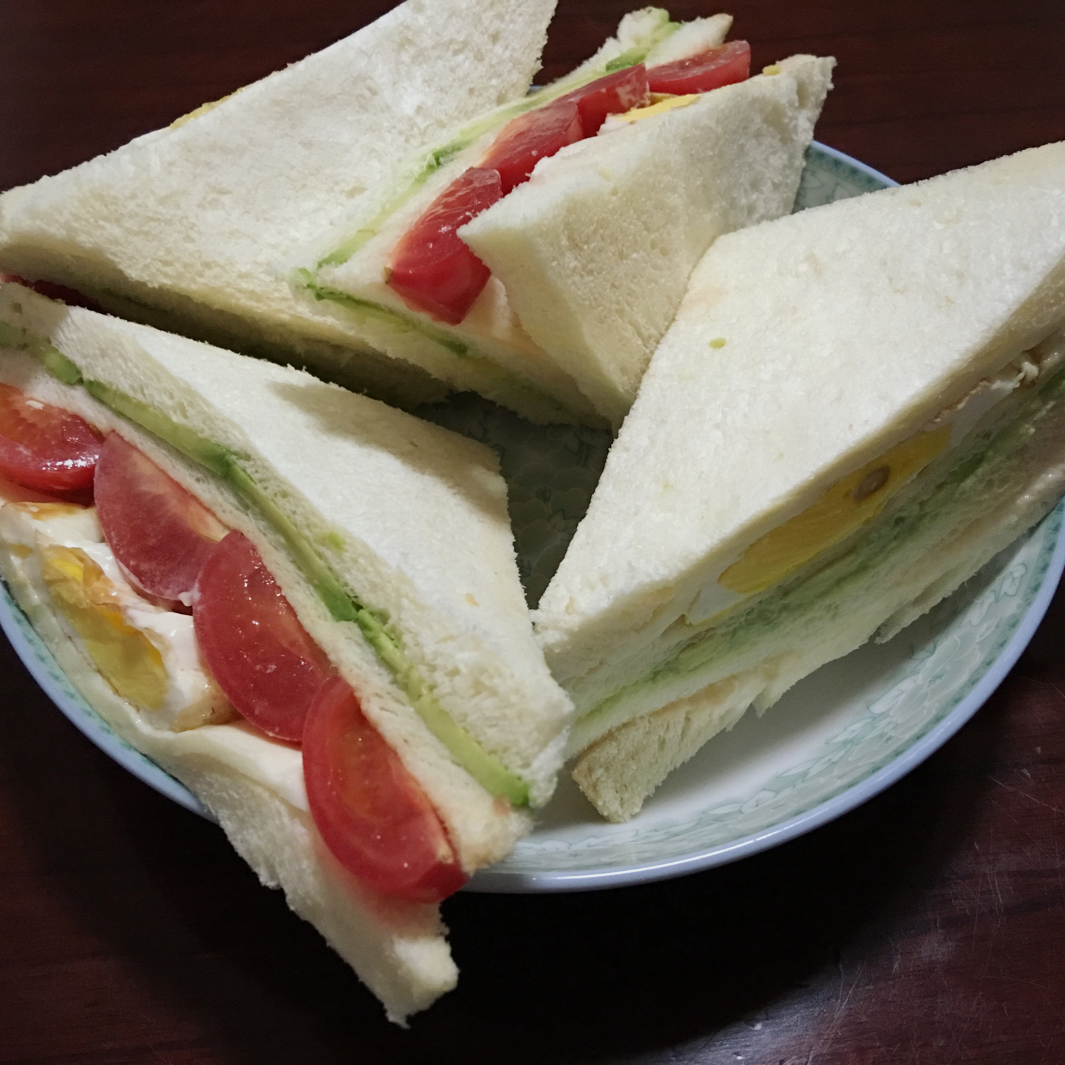 牛油果鸡蛋三明治