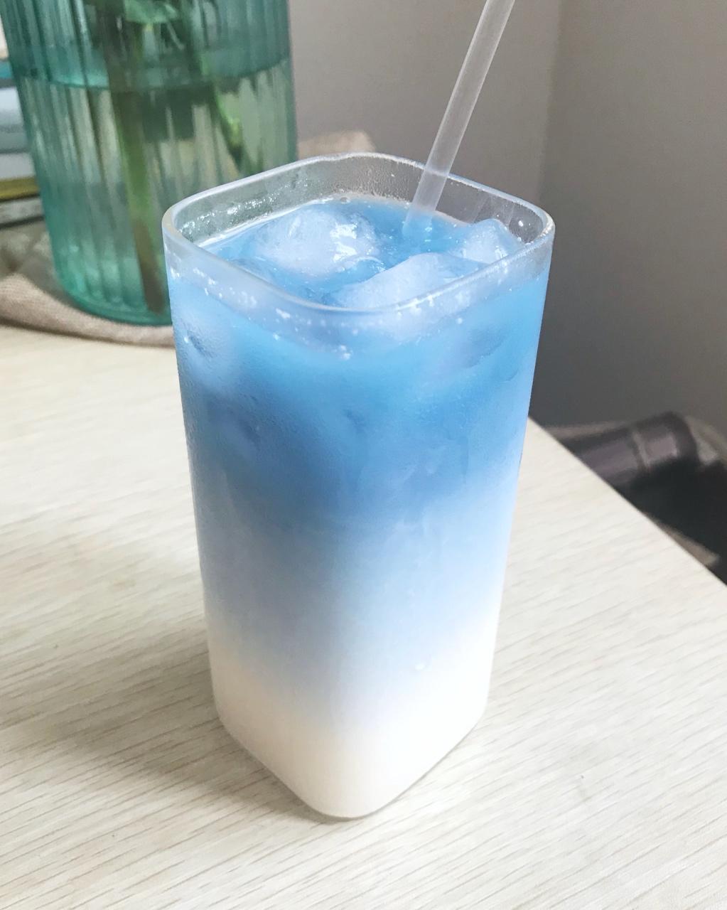 挂面做过蝶豆花椰奶居家消暑冰饮iphone 拍摄于