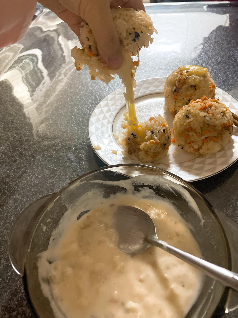 一口爆浆的芝士饭团也太香了吧