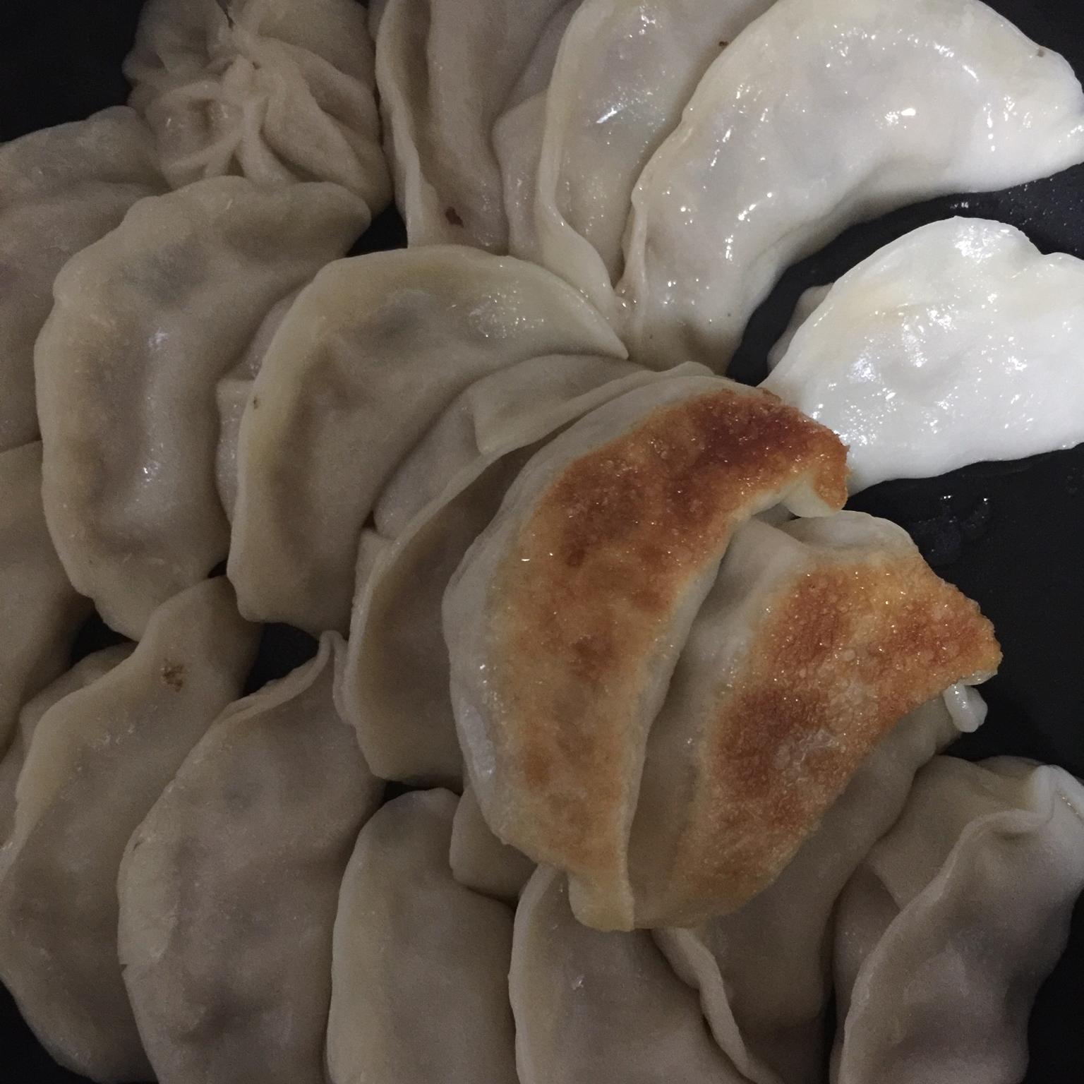 速冻水饺吃腻了吗~变锅贴吧(๑´ڡ`๑)