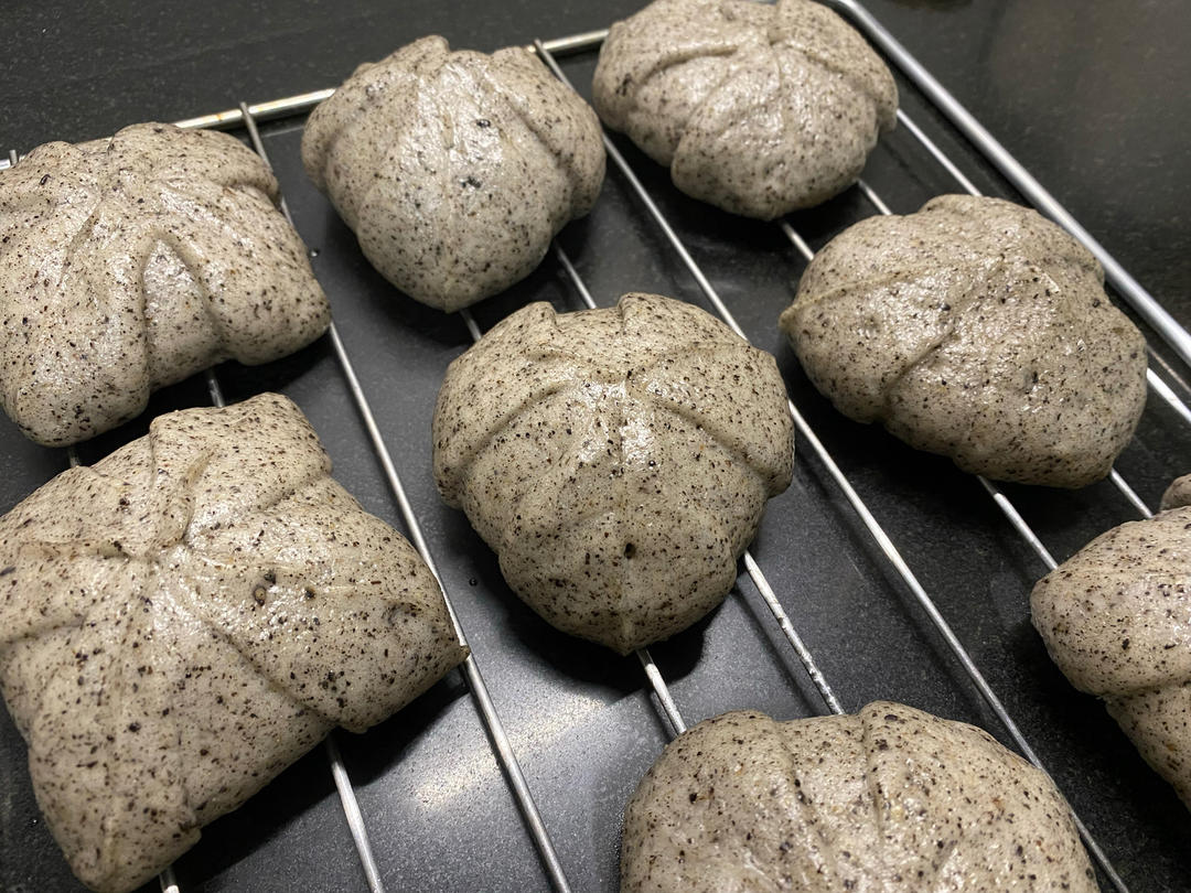 黑芝麻花瓣包（馒头）