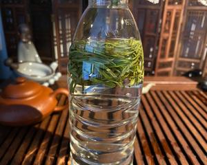 超级简单方便的鲜爽绿茶塑料矿泉水瓶冷泡法的做法 步骤5