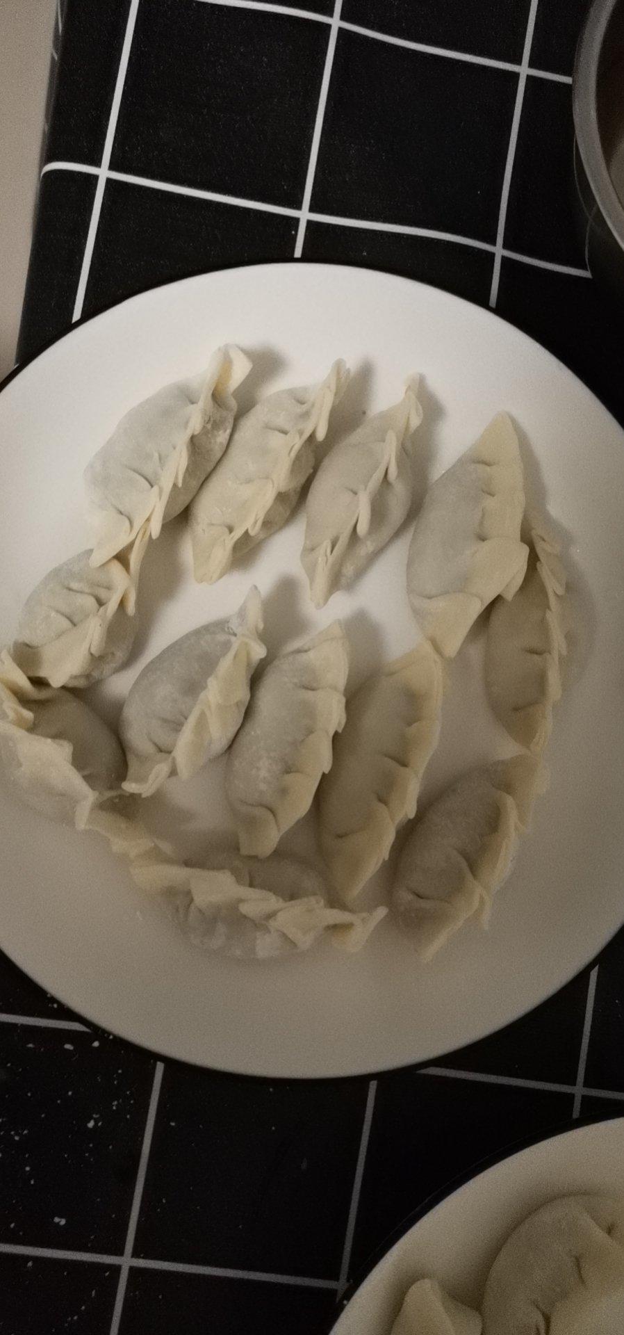 韭菜猪肉饺子(附擀皮和最简单的饺子包法)