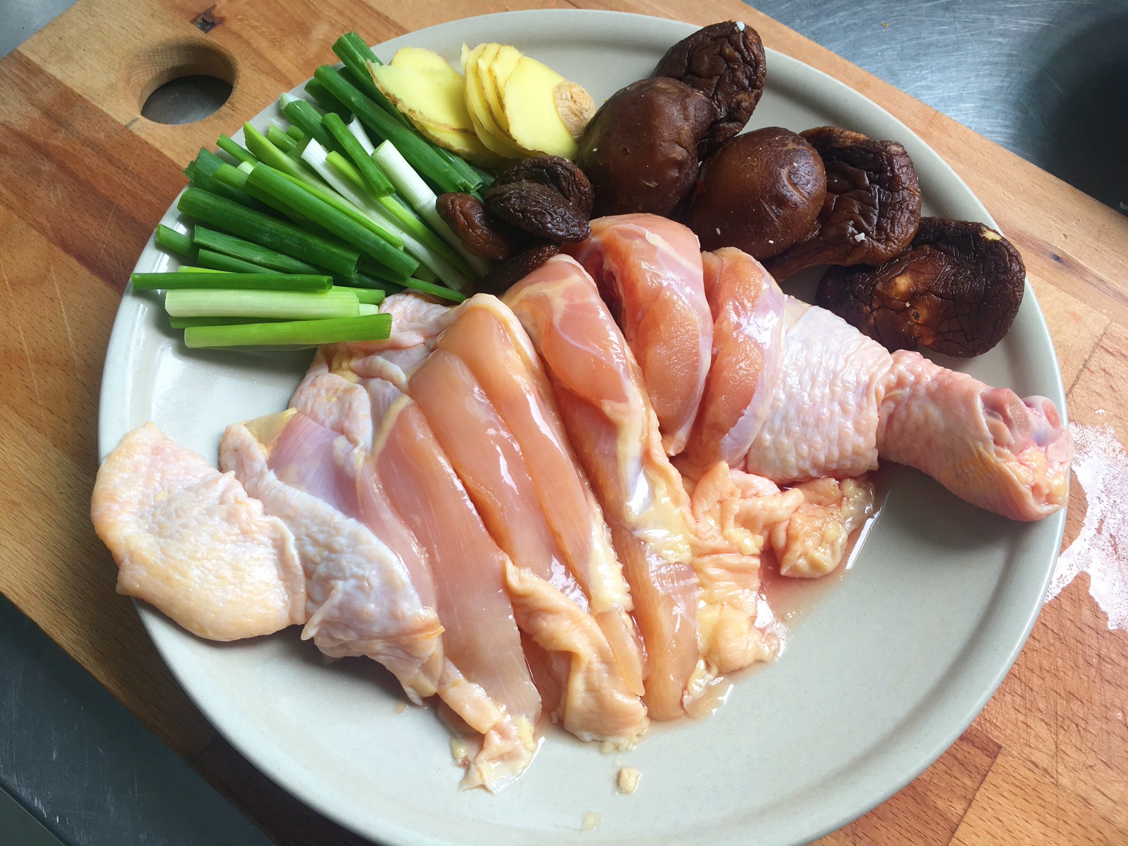 广式冬菇焖鸡的做法 步骤1
