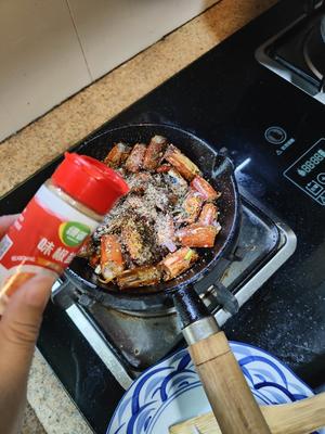 一虾两吃~椒盐虾头&蒜蓉洋葱炒虾的做法 步骤15