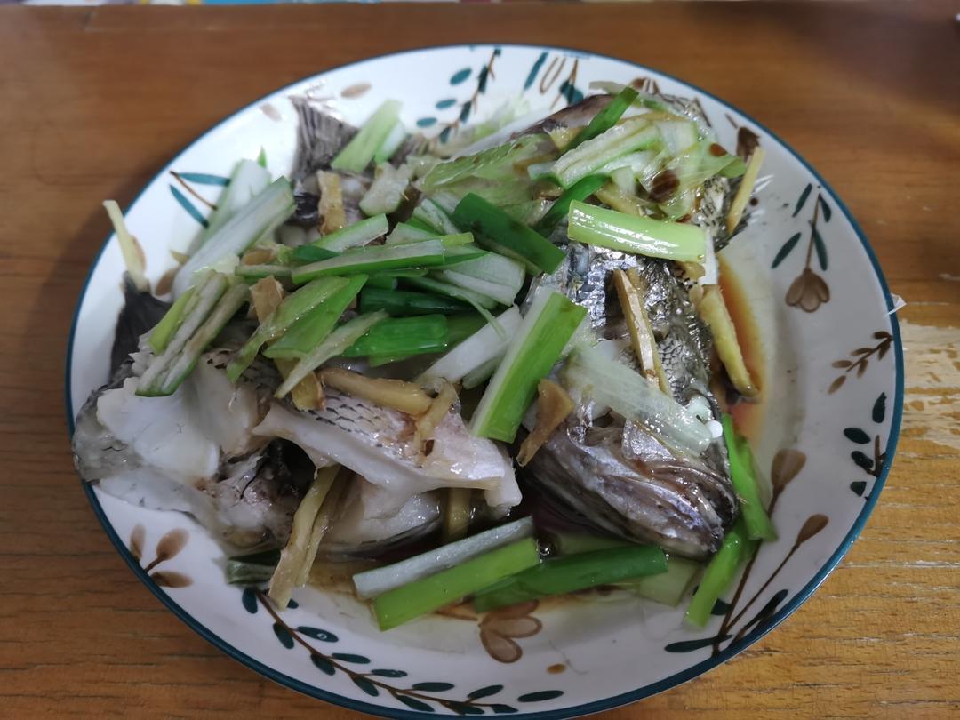 清蒸鲈鱼（简易万能蒸鱼法）