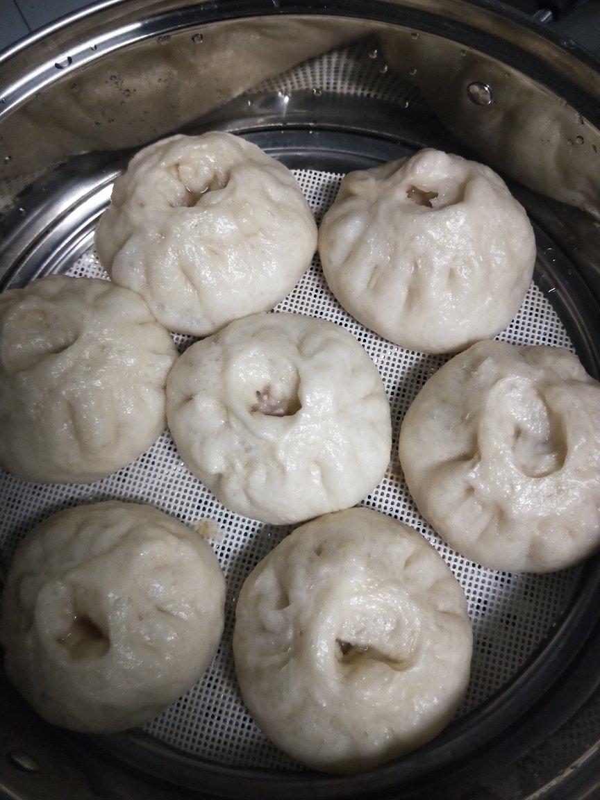松软多汁的肉包子