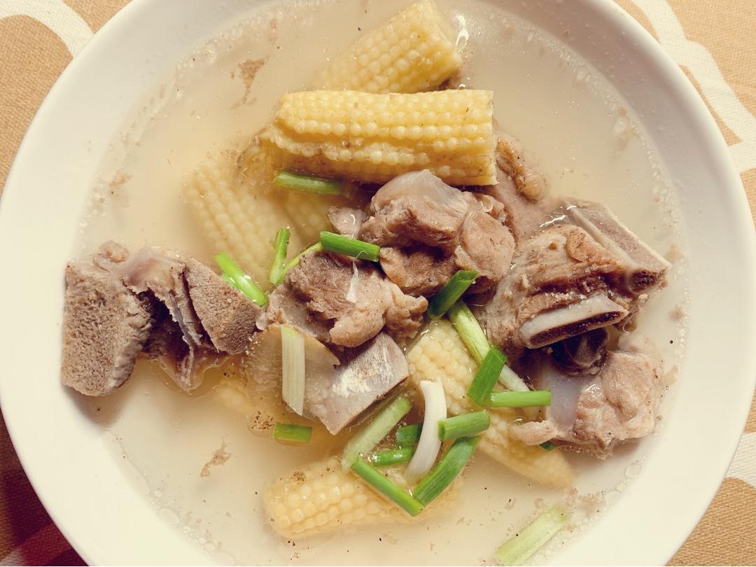 喷菇做的玉米笋排骨汤