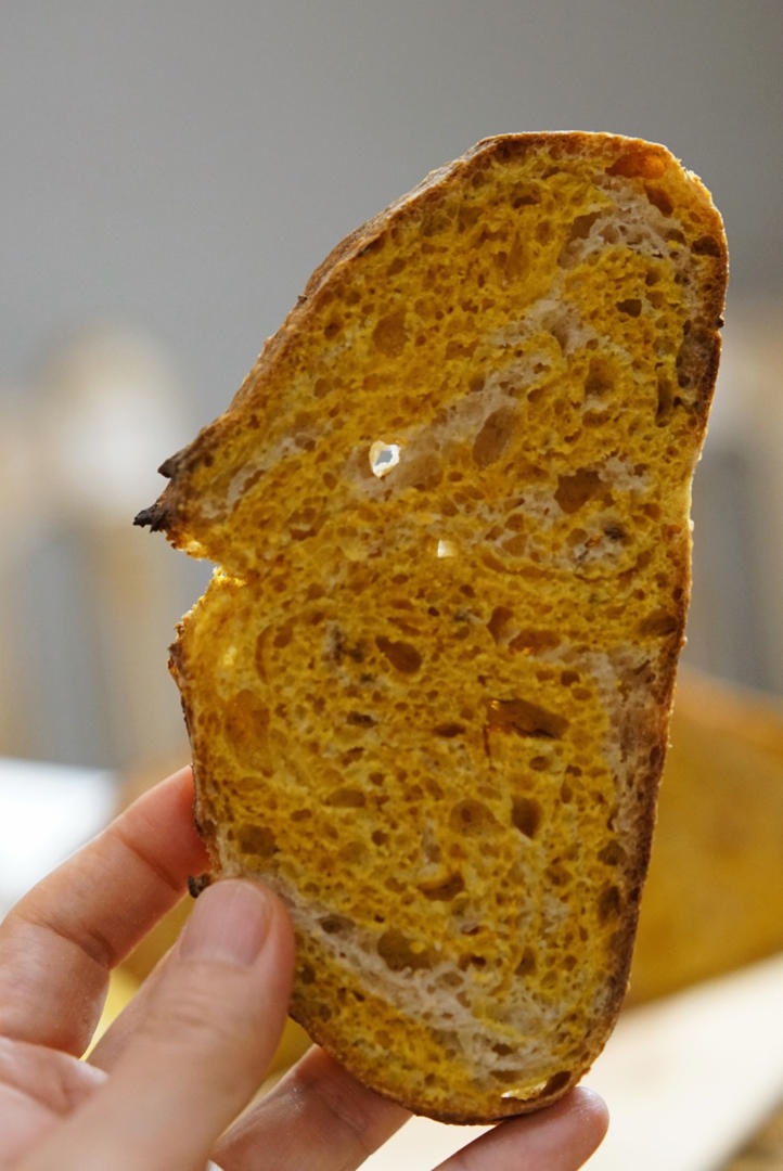 好吃到飞起-天然酵母姜黄肉桂提子双色欧包（手揉法-超详细）