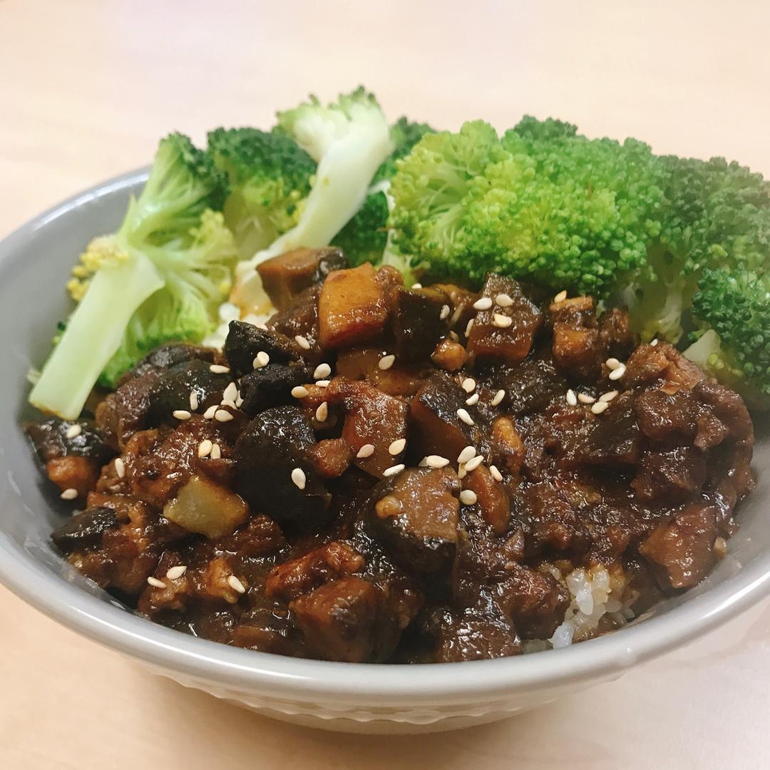 洋葱酥卤肉饭