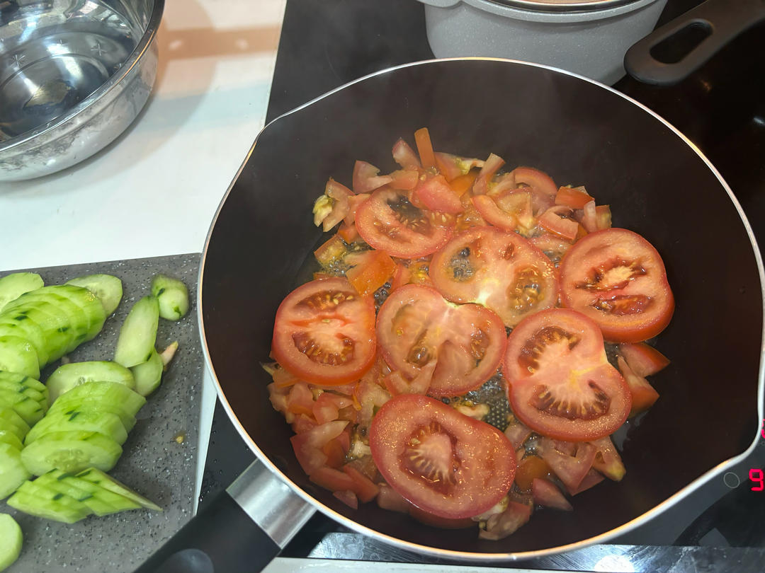 超鲜的番茄黄瓜肉片汤