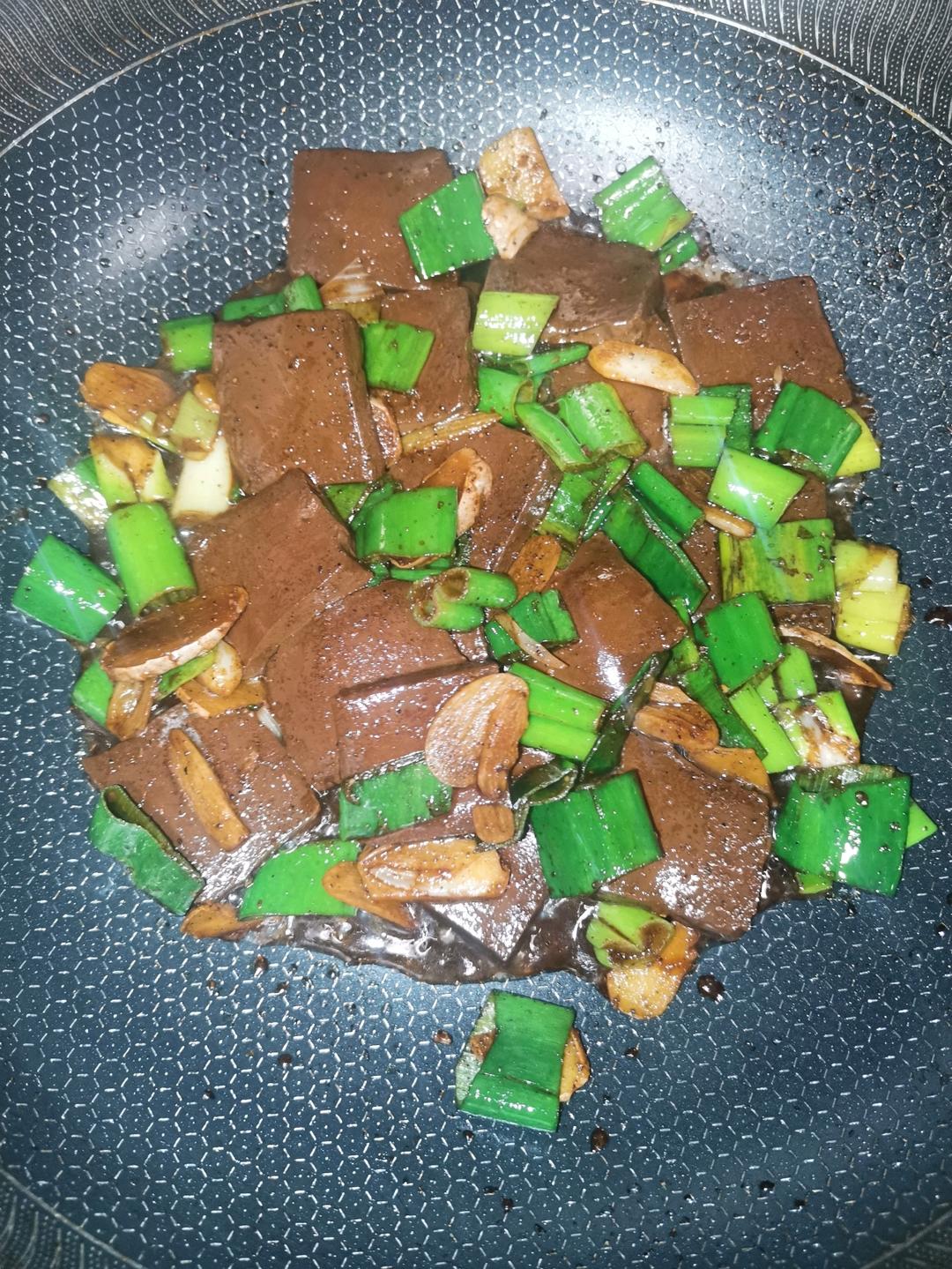 大葱冒鸭血（炒鸭血）