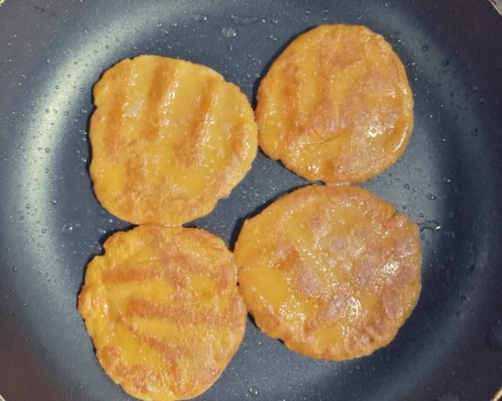 地瓜/番薯新吃法——又糯又香的［番薯饼］