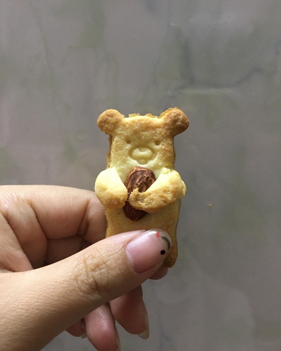 抱杏仁的小熊（造型饼干）