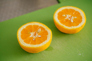 养乐多甜橙百香果饮的做法 步骤2