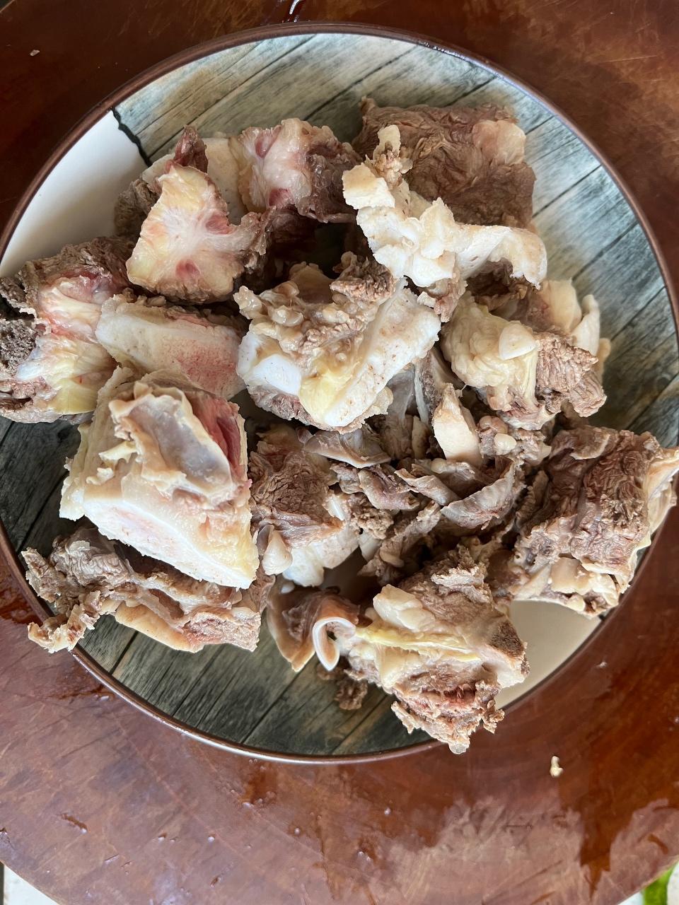 牛排飞好水,用清水洗净.再加入两勺米酒去腥.