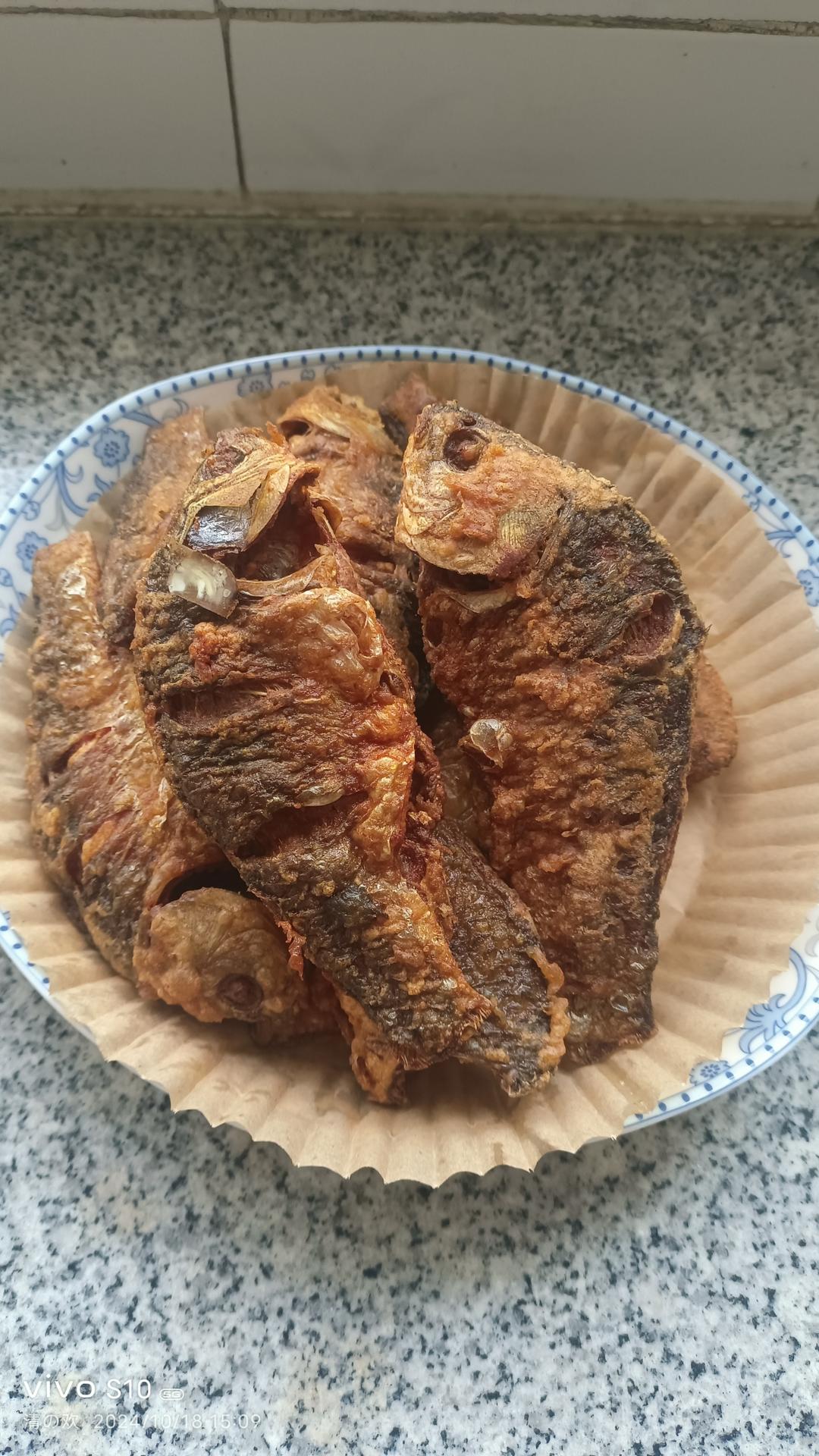 酥炸野生小鲫鱼