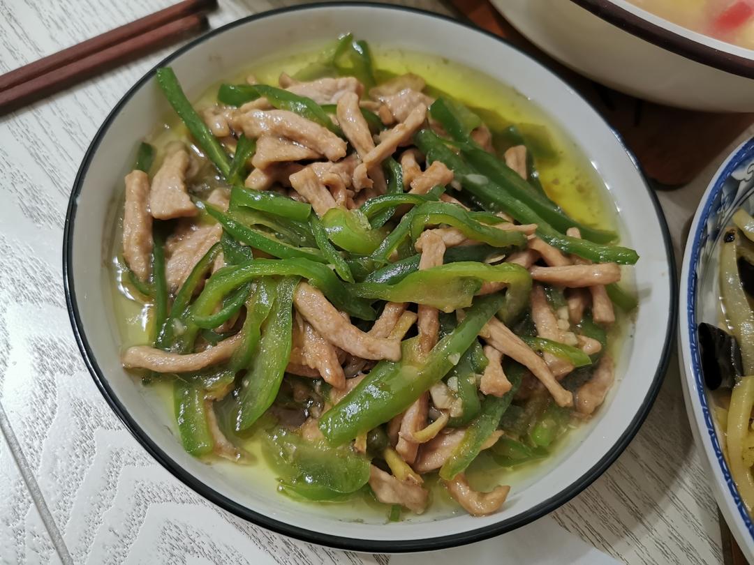 青椒肉丝，这样炒太好吃了。