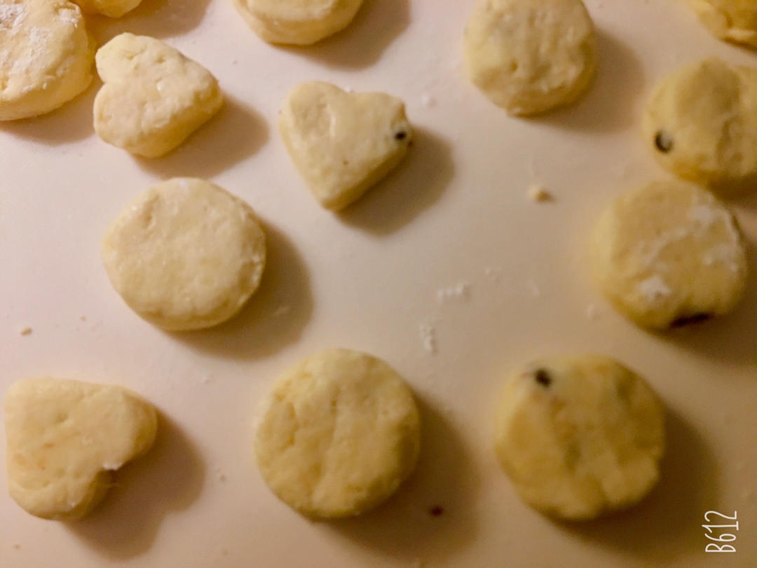 【视频】3分钟 奶油司康Scone(可能是世界上最快手的司康) 消耗淡奶油～