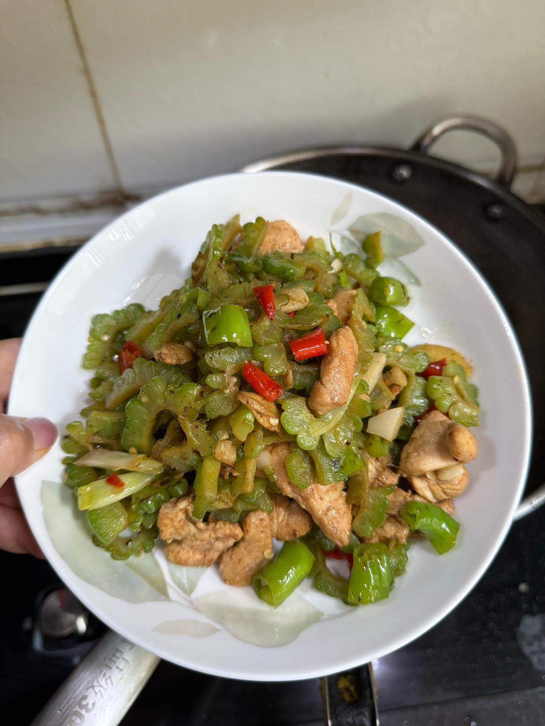 苦瓜炒肉 苦瓜这样做去除大半苦味