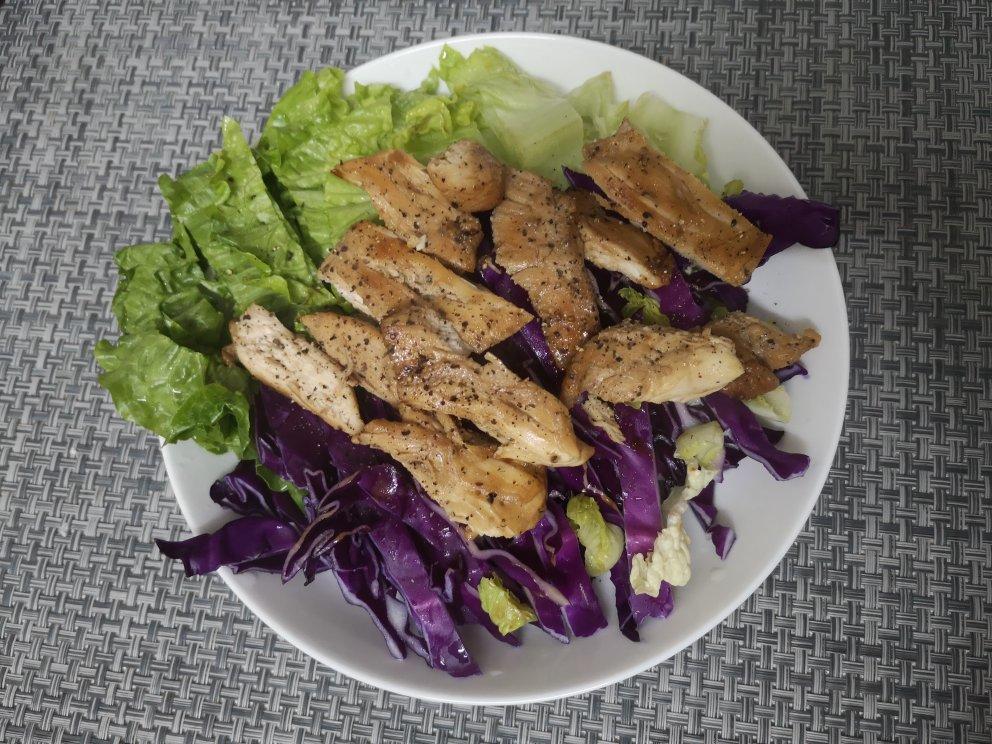 香煎鲜嫩多汁的黑椒鸡胸肉