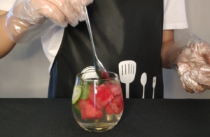 香甜与新鲜的最佳组合——西瓜小黄瓜水的做法 步骤7