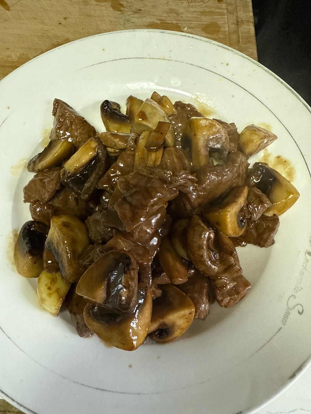 黑椒牛肉粒炒口蘑