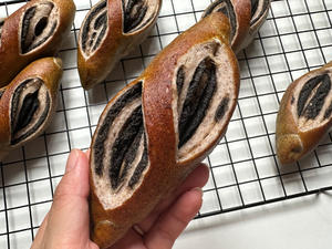 黑芝麻全麦碱水面包的做法 步骤7