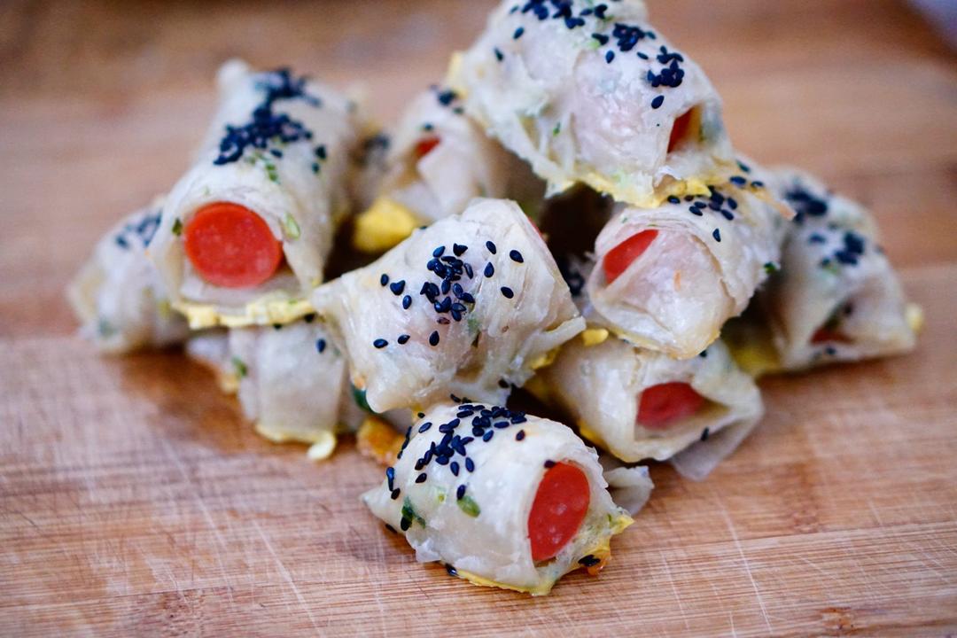 香肠酥皮卷：手抓饼皮还能这样吃，不用和面快速搞定早餐