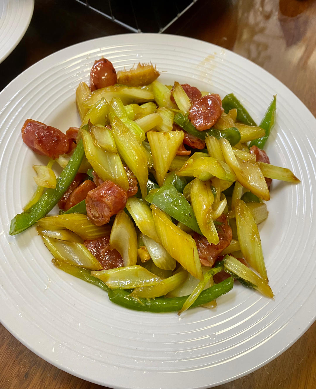 腊肠炒芹菜