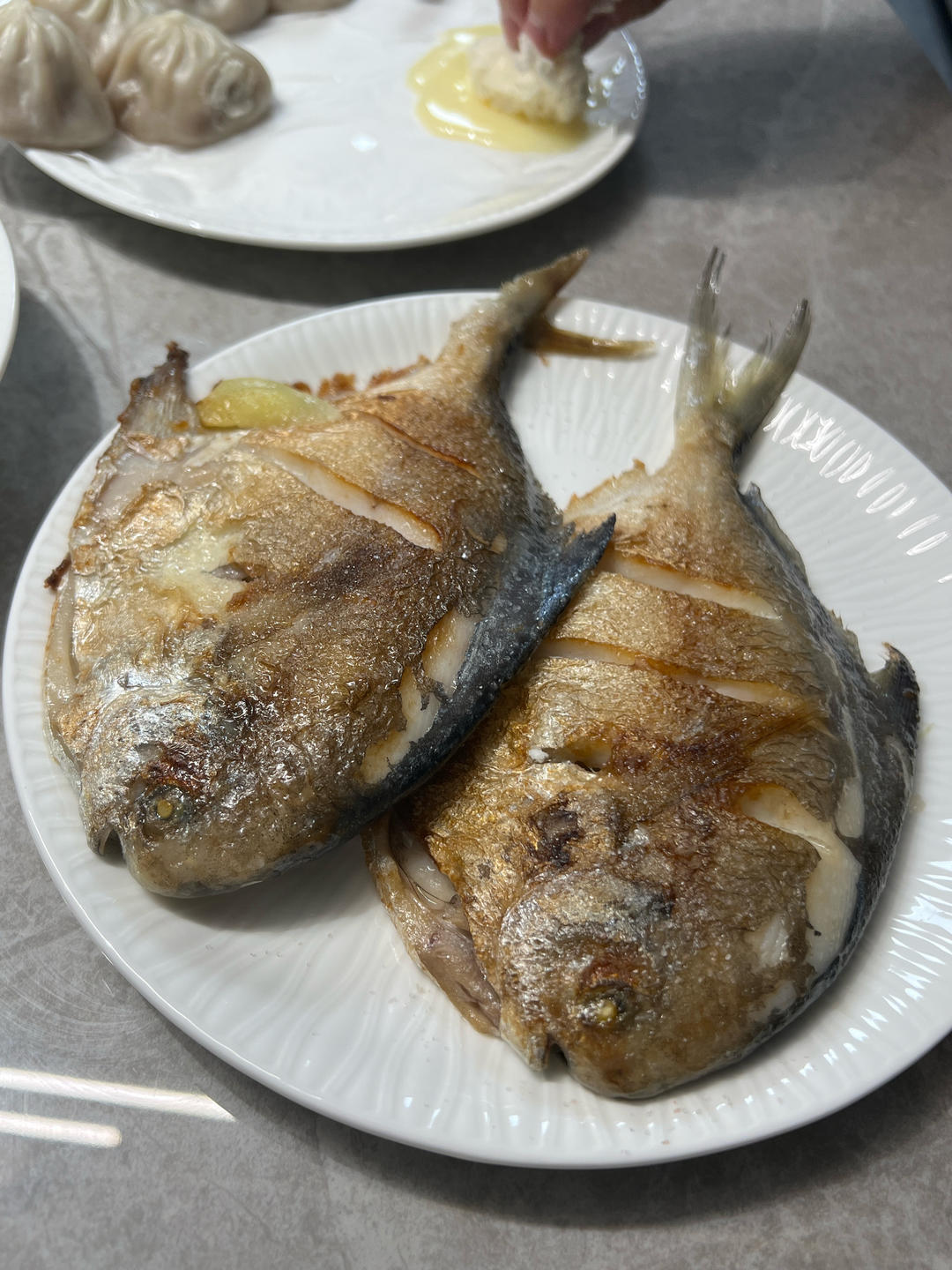 完美版干煎鲳鱼，皮不破、肉不碎、外香里嫩。