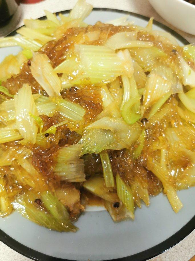 【芹菜炒粉条】