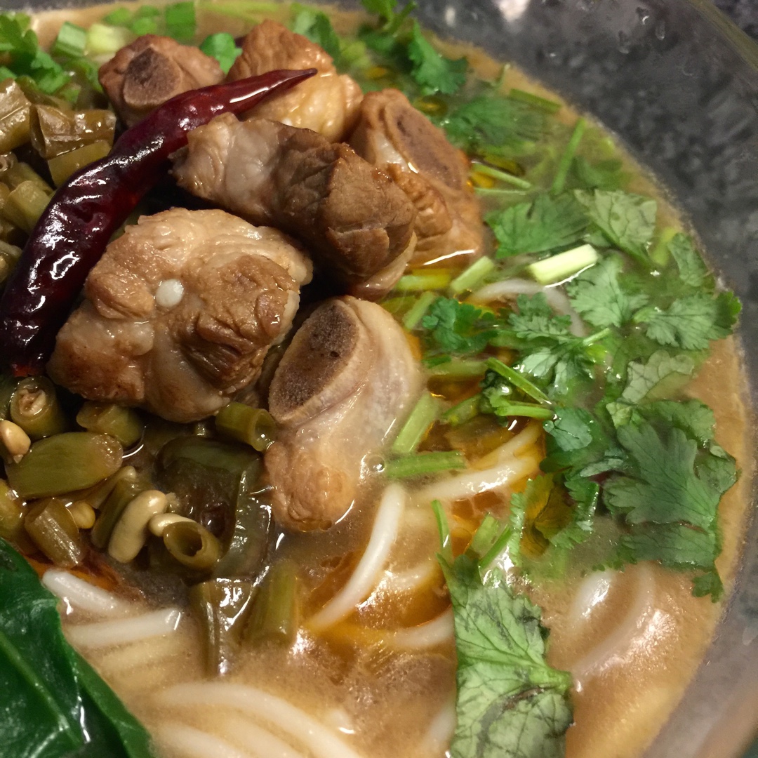 超级无敌美味懒人酸汤麻辣面（十分钟搞定色香味俱全）