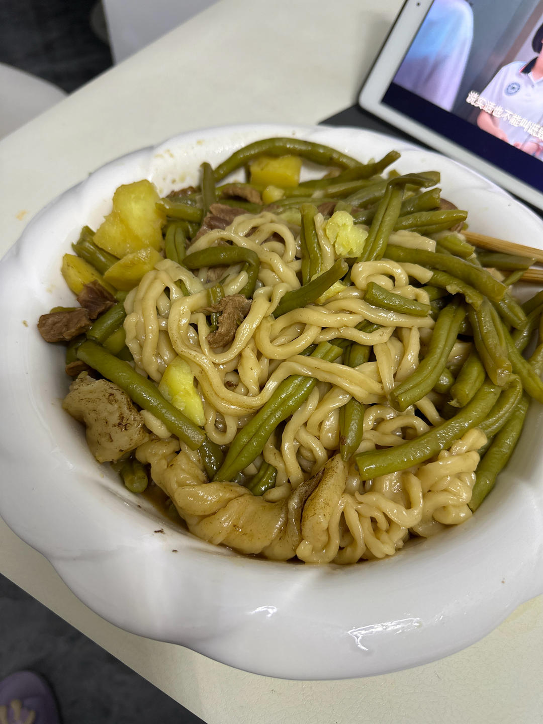 五花肉豆角土豆铁锅焖面