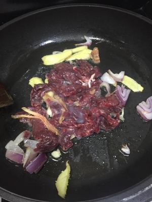 粤菜小炒～胡萝卜炒牛肉的做法 步骤1