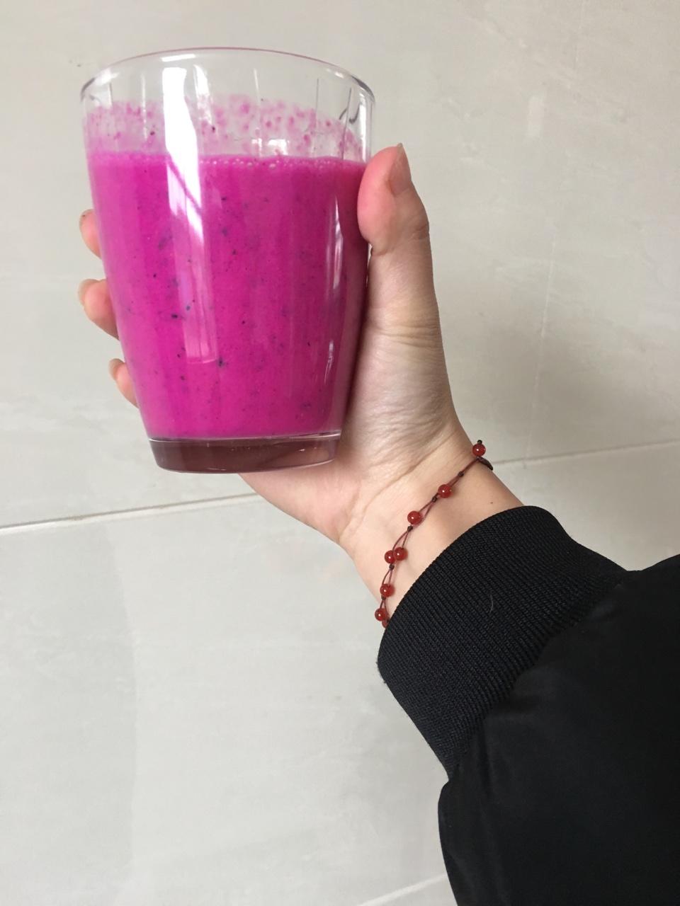 排毒养颜的红心火龙果酸奶的做法