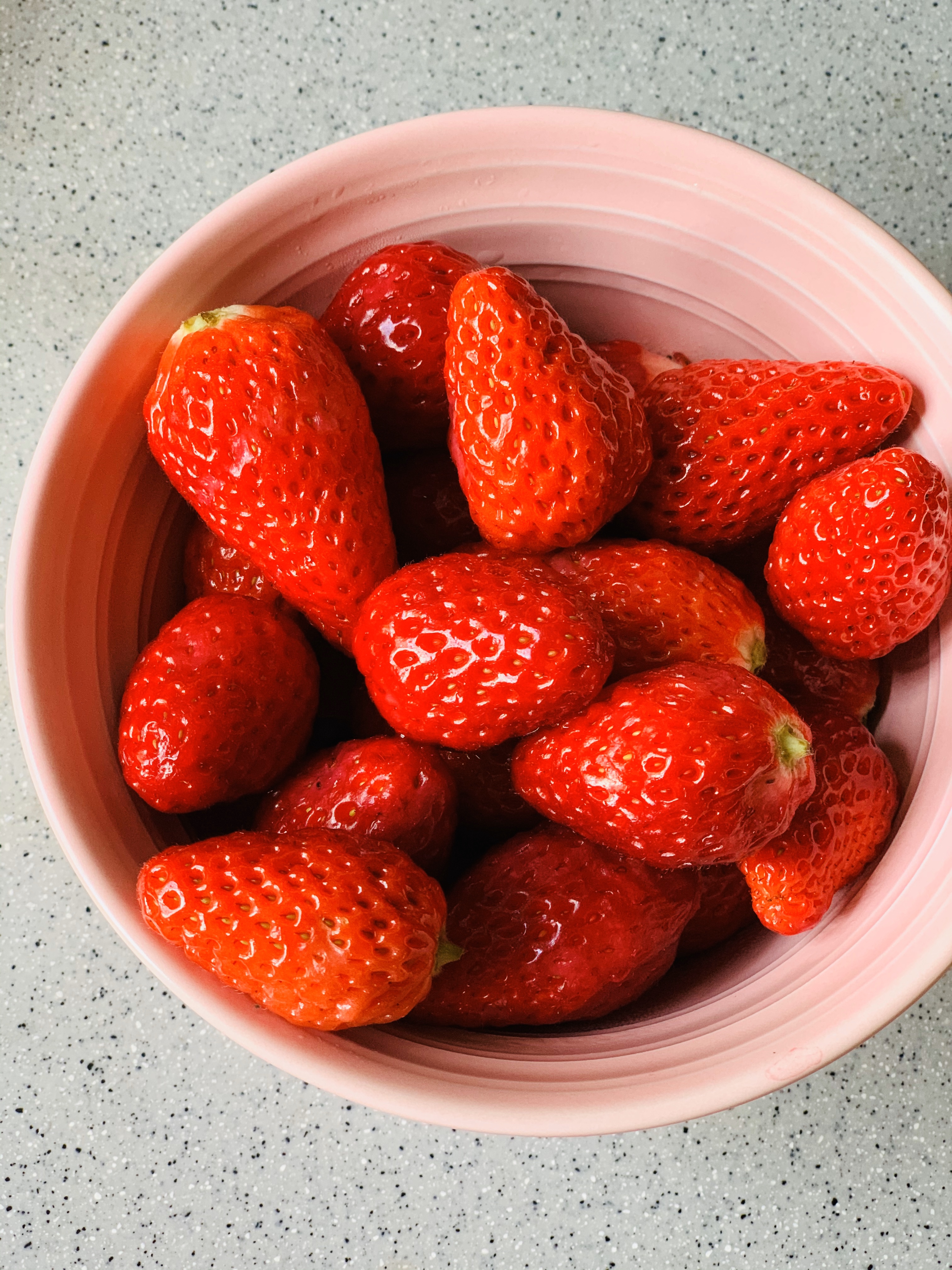 草莓季 来一杯草莓奶昔吧的做法 步骤1