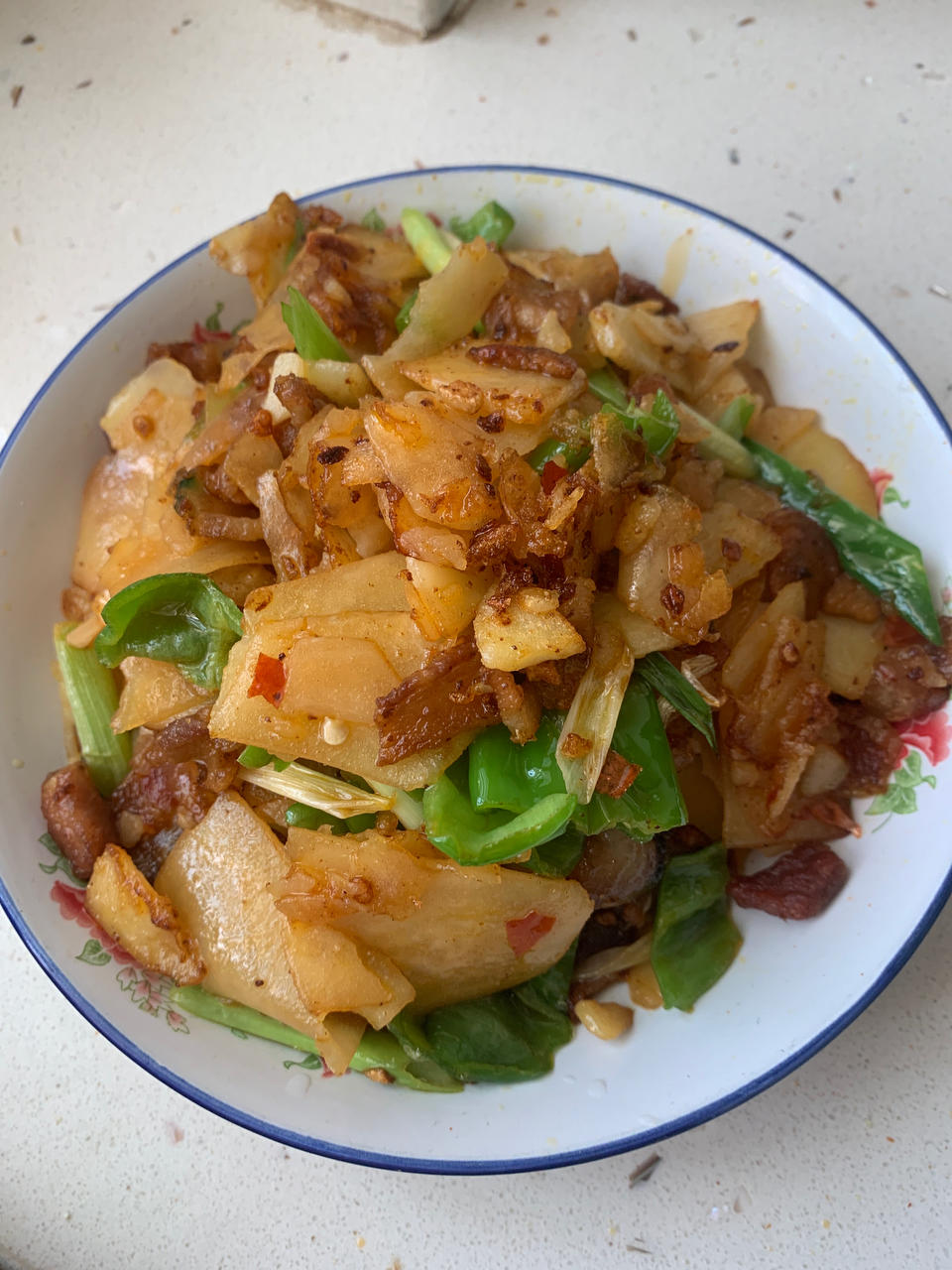 好久没吃肉了，做个土豆片炒肉，这样炒很下饭呀😄