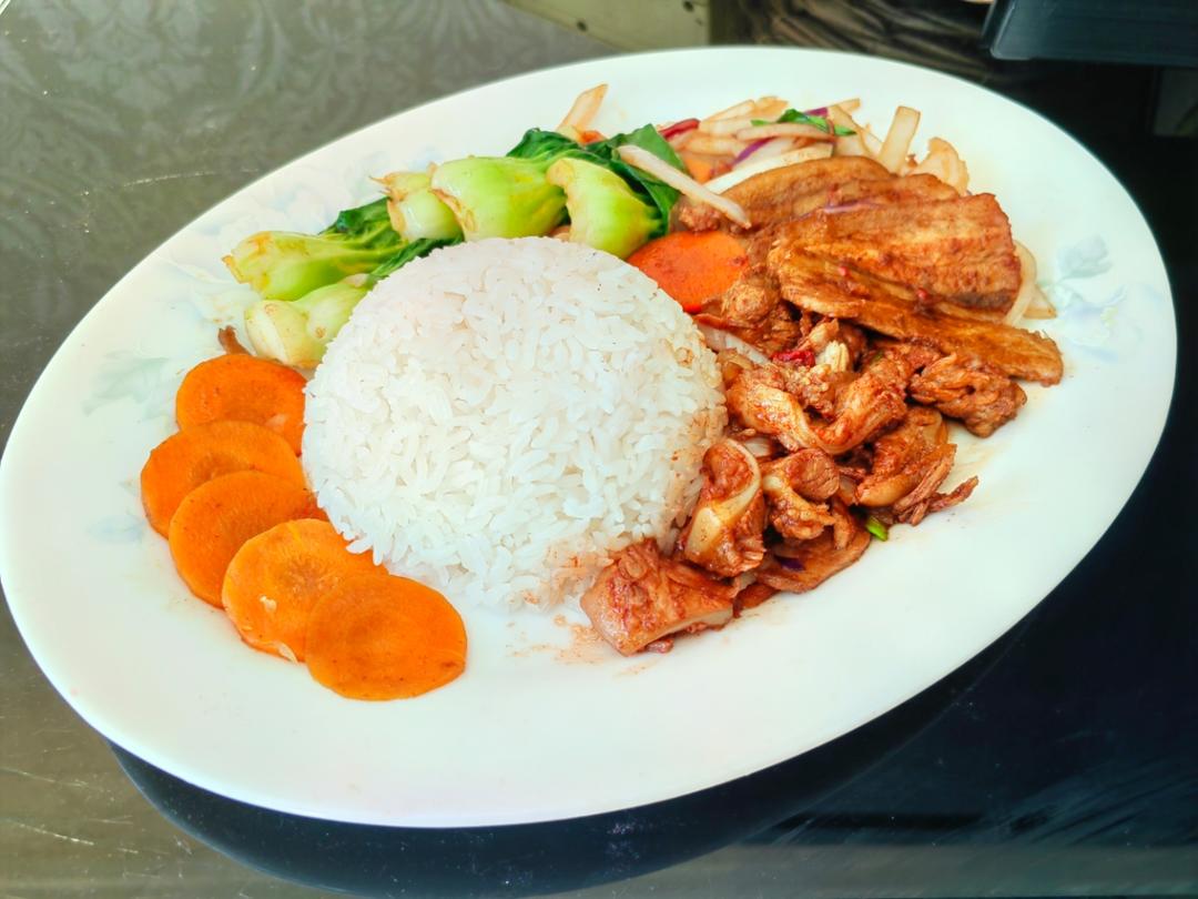 狂炫三大碗的卤肉饭