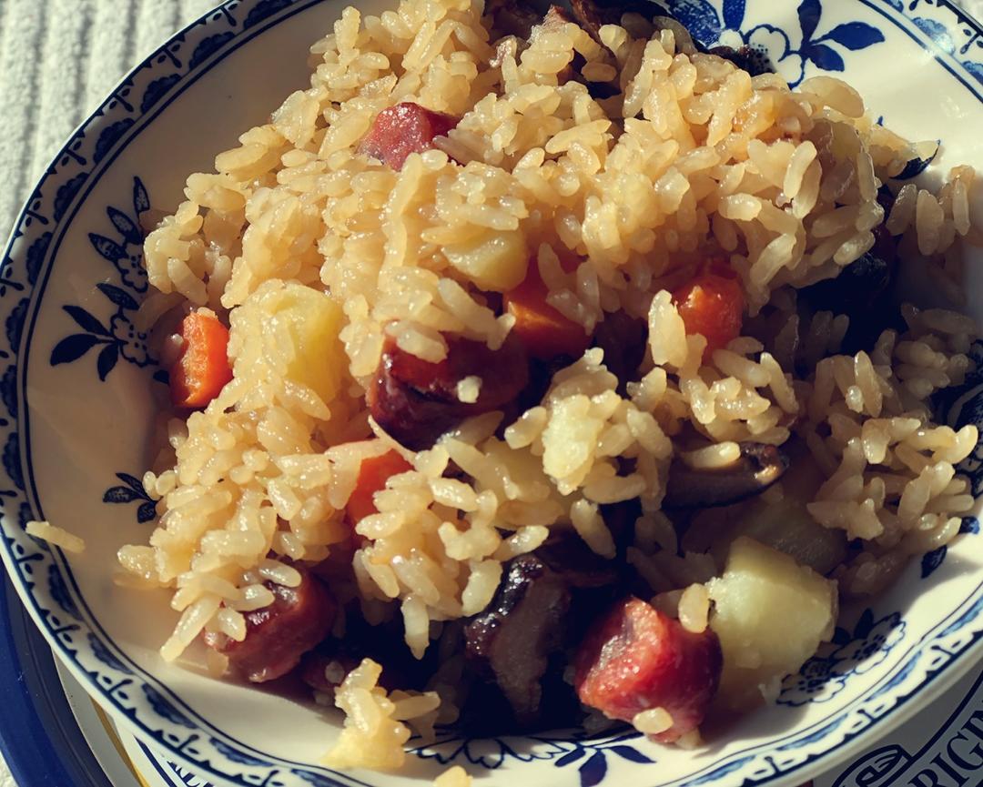 香菇土豆腊肠焖饭