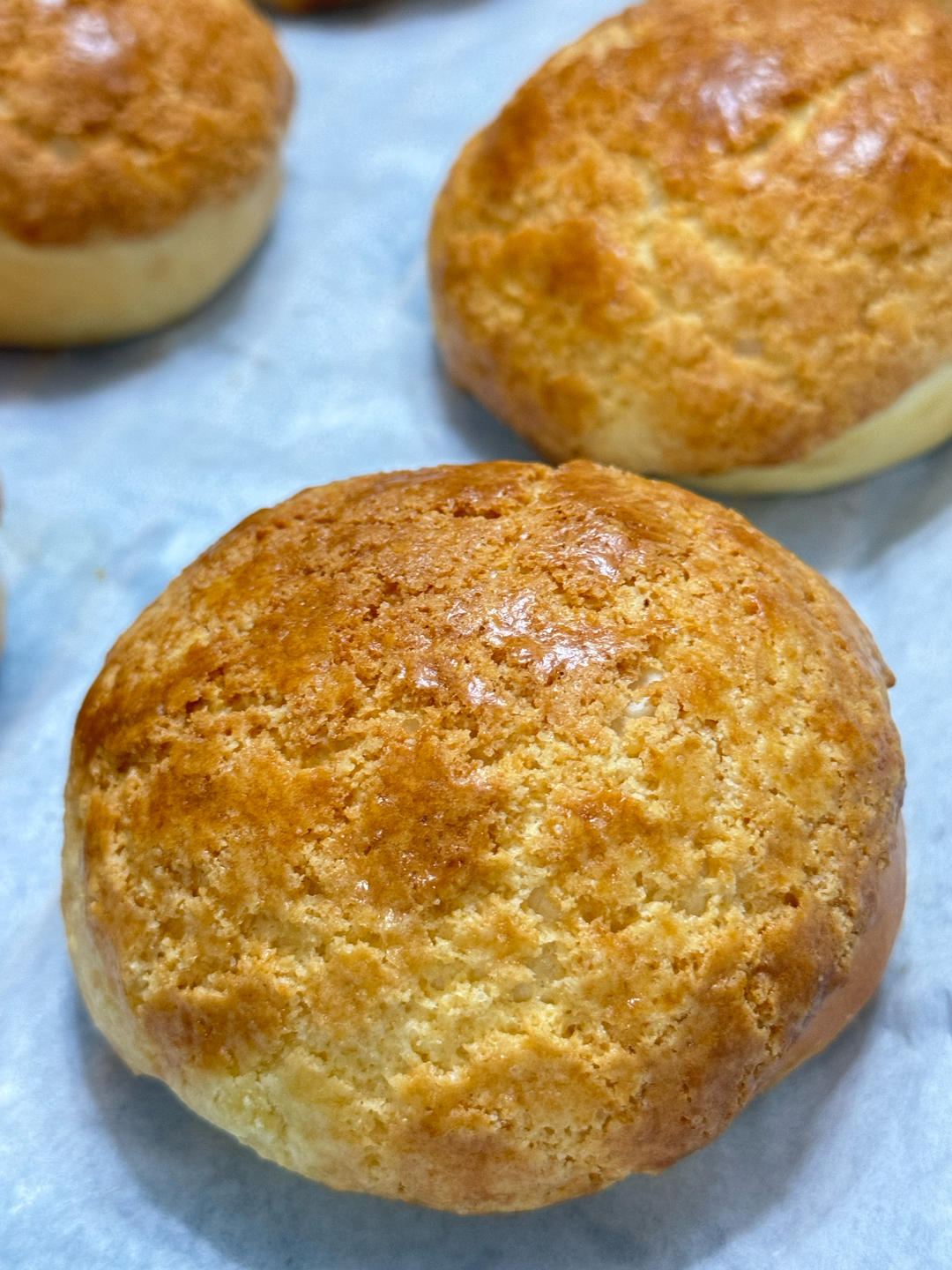 做100款面包の12：在家开茶餐厅!港式菠萝包 –不划格子自然裂开的香酥脆皮！菠萝油/酥皮包