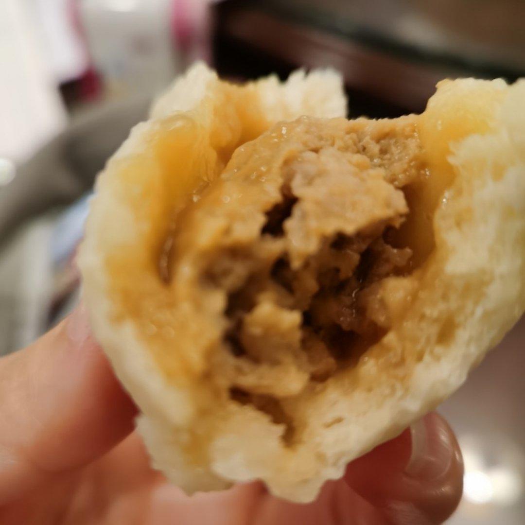 松软多汁的肉包子