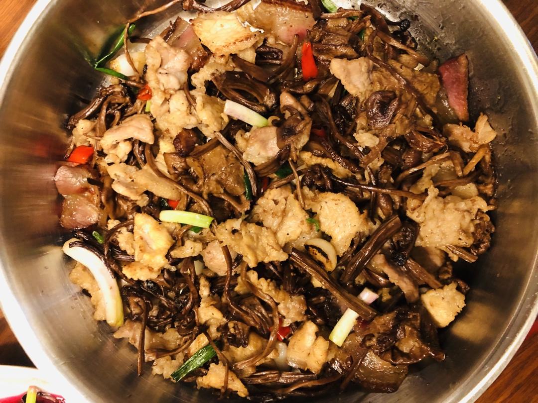 五花肉干锅茶树菇