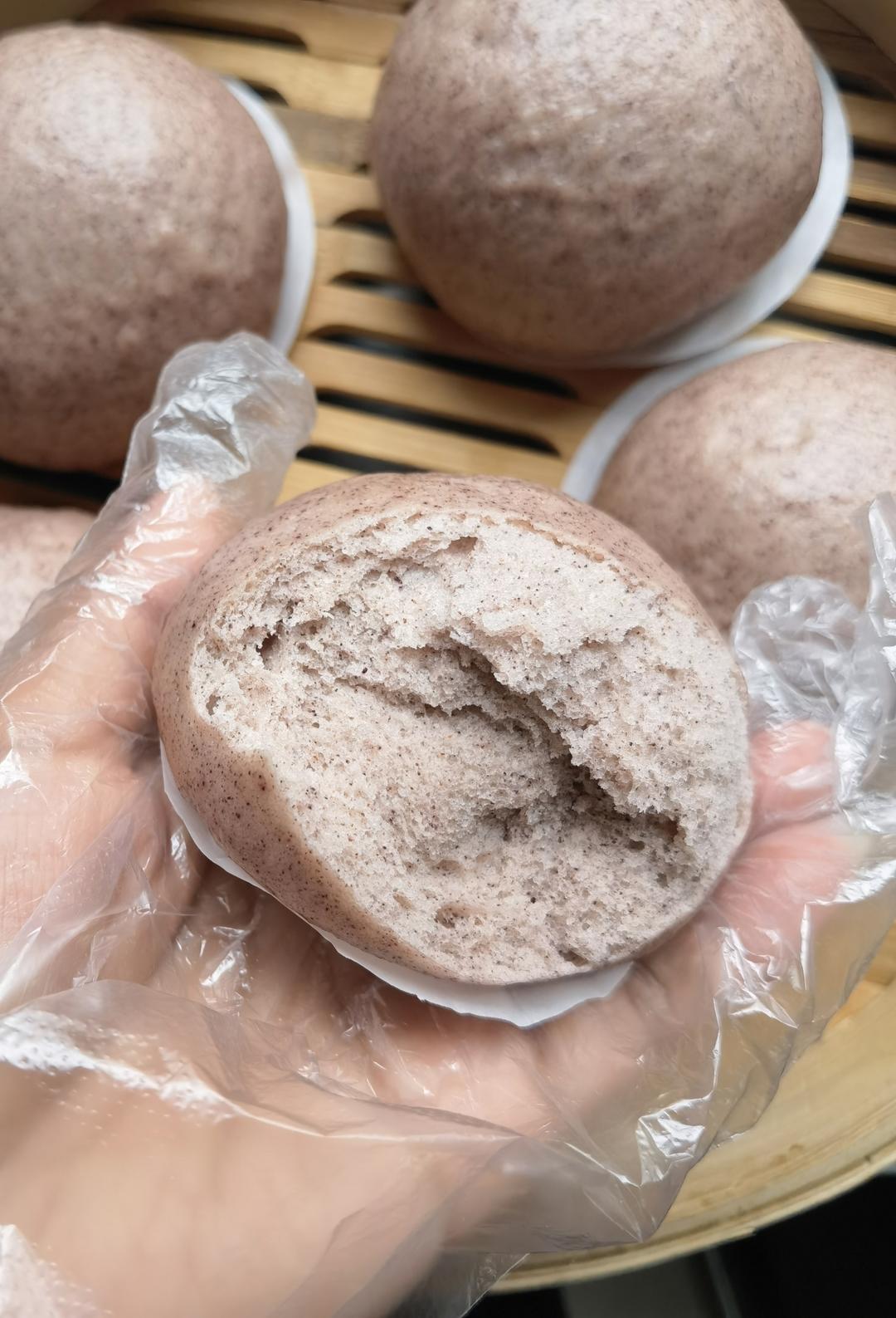 告诉所有的朋友  这么做黑米馒头口感特好  松软香甜   带着黑米的特有香味