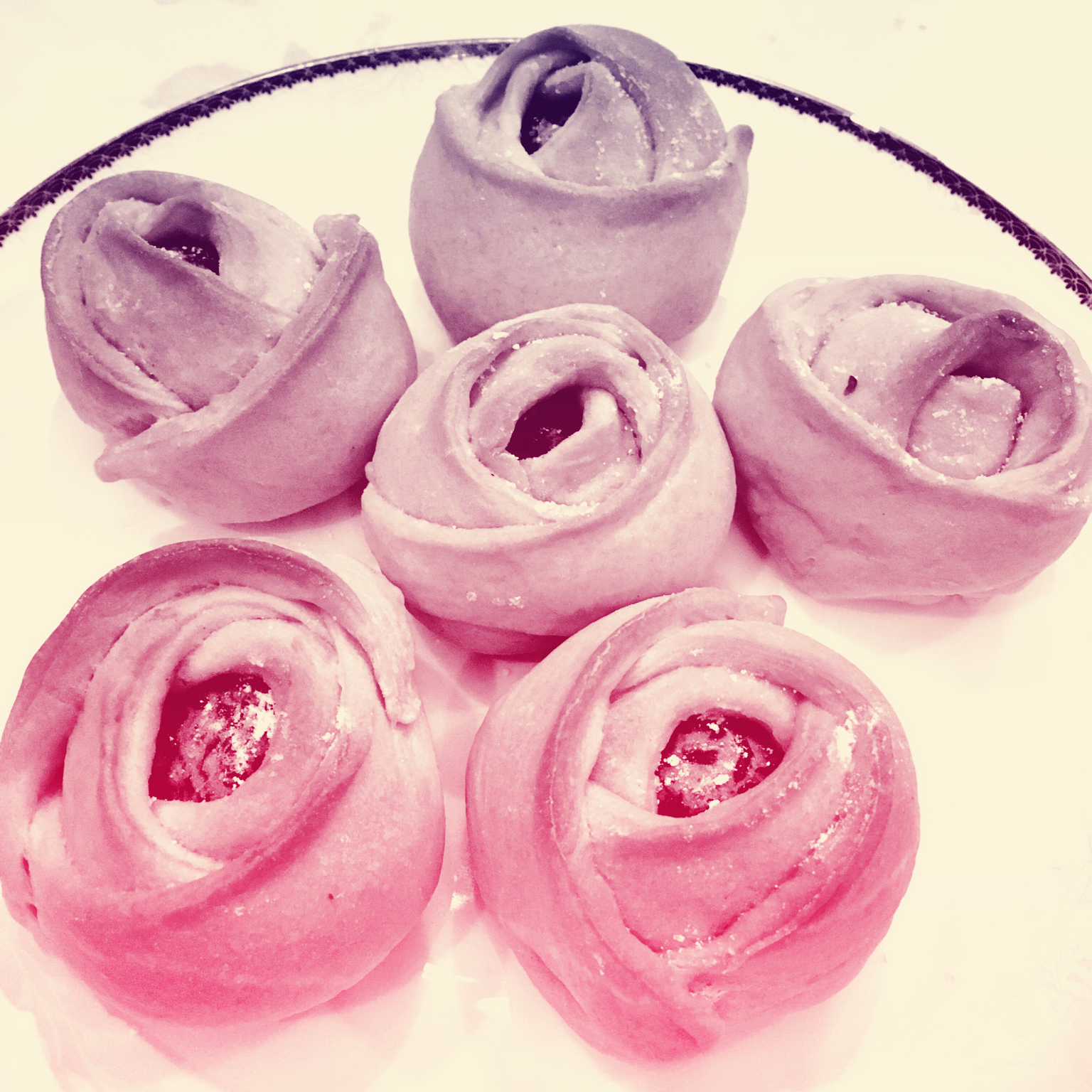 粉色少女梦幻玫瑰花面包