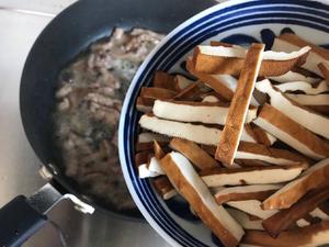 韭黄豆干炒肉丝的做法 步骤10